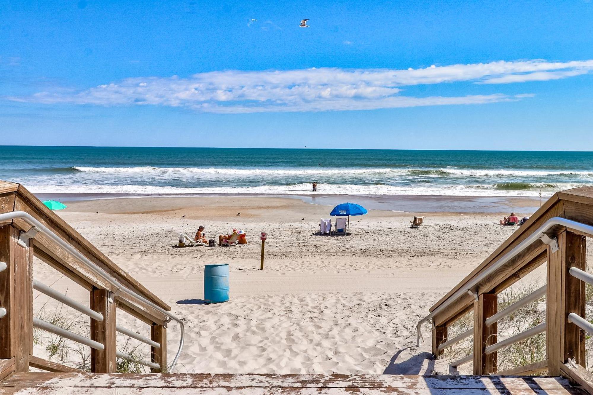 Апартаменты Oceanfront * Pool * Elevator * Boardwalk Каролина-бич Экстерьер фото